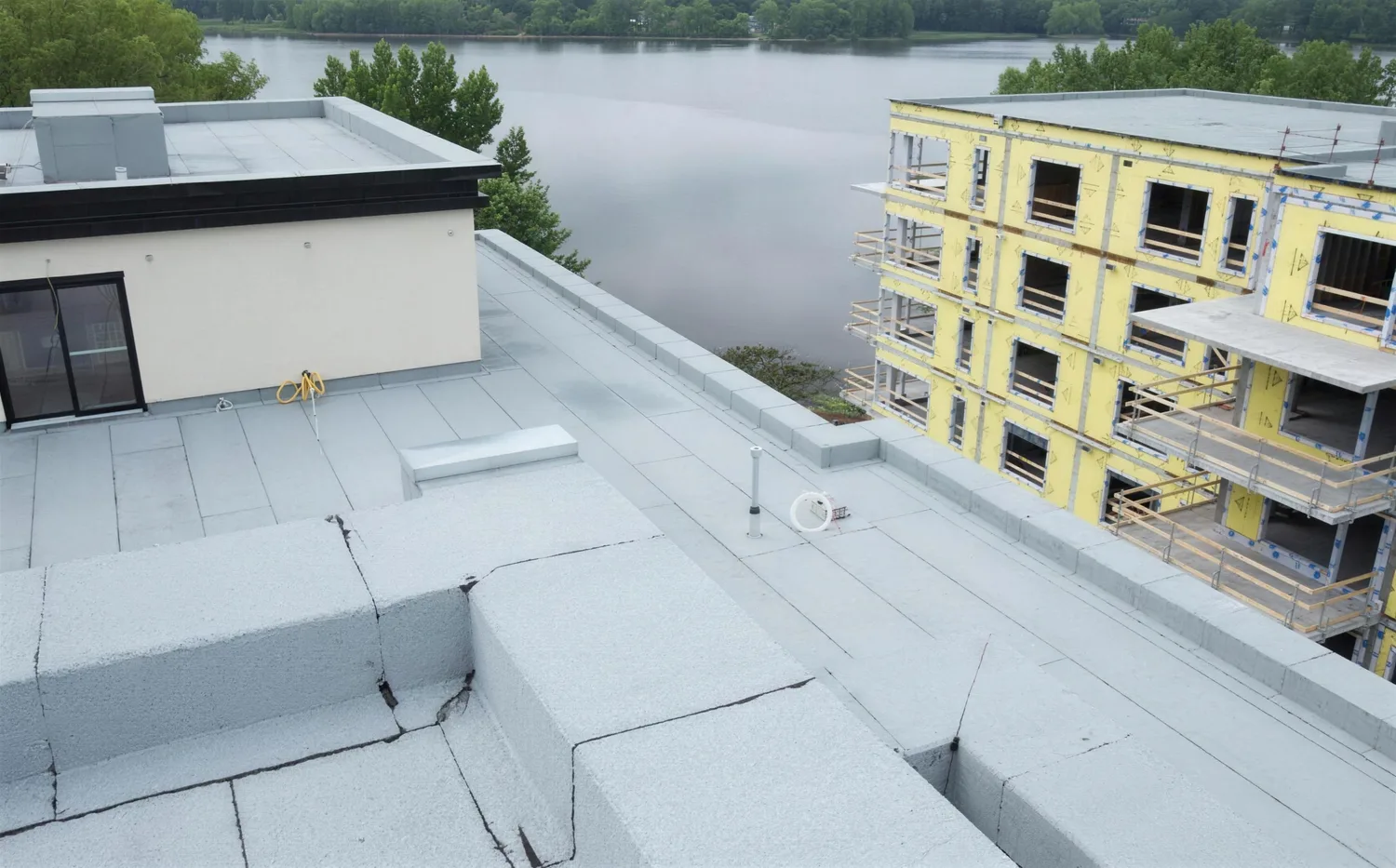 Toit plat commercial réalisé par Toiturama